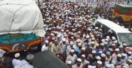 Bangladeş'te binlerce kişi salgına rağmen cenaze törenine katıldı