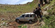Uçuruma düşen otomobildeki çift ölümden döndü