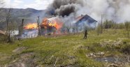 Kastamonu'da çıkan yangında üç ev kullanılamaz hale geldi