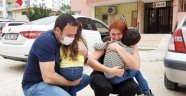 Sağlıkçı anne ve baba çocuklarına gözyaşlarıyla kavuştu