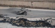 Toprak kayması sonucu yol kısmen çöktü