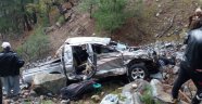 Kamyonet uçuruma yuvarlandı: 3 ölü