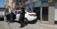 Otomobil dükkana girmek üzereyken son anda durabildi