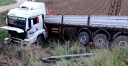 Demir yüklü tır şarampole devrildi: 1 yaralı