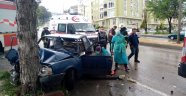 Ağaca çarpan otomobil hurdaya döndü: 2 yaralı