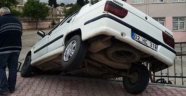 Otomobil istinat duvarında askıda kaldı