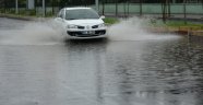 Yağmurda caddeler göle döndü