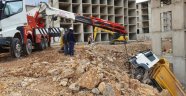 Bina boşluğuna devrilen kamyonu vinç çıkardı