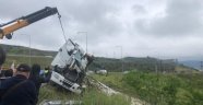 Mıcır yüklü kamyon devrildi sürücüsü hayatını kaybetti