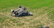 Taklalar atan araç tarlaya düştü: 2 yaralı