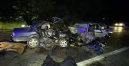 Otomobiller kafa kafa çarpıştı: 2 ölü
