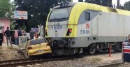 Trenin çarptığı otomobilin sürücüsü yaralandı