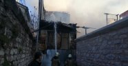 Fatih'te ahşap iki binada korkutan yangın