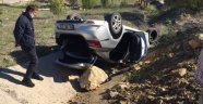 Otomobil takla attı sürücü kazayı yara almadan atlattı