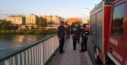 Köprüden Yeşilırmak'a atlayan genç kayboldu