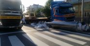 Tırdan düşen demir silindir karayolunu trafiğe kapattı