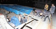 Hakkari'de şiddetli fırtına çatıları uçurdu