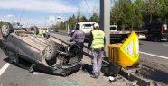 Refüje çarpan otomobil ters döndü: 3 yaralı