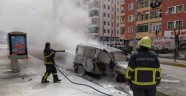 Motoru tutuşan ticari araç alev topuna döndü