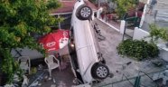 Kamyonetin çarptığı otomobil evin bahçesine uçtu: 2 ölü 3 yaralı