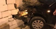 Alkollü sürücünün çarptığı otomobil bahçe duvarına girdi