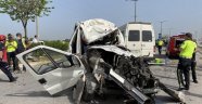 Kamyonet yolun karşısına geçip minibüsle çarpıştı