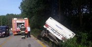 Şarampole yuvarlanan kamyonet alev aldı: 1 yaralı