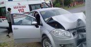 Otomobil elektrik direğine çarptı: 2 yaralı