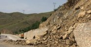 Elazığ-Keban yolunda heyelan kaya parçaları yolu kapattı