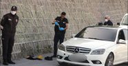 Otomobilin önünü kesti tabanca ile bacağından vurdu