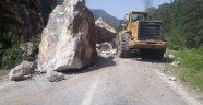 Dev kayaların düştüğü yol trafiğe açıldı