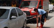 Yılan otomobilden inip itfaiye aracına bindi