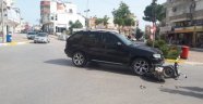 Motosiklet otomobilin altına girdi: 1 yaralı