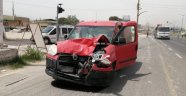 Kavşakta meydana gelen kazada 1'i ağır 3 kişi yaralandı
