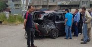 Trenin çarptığı araç hurdaya döndü