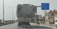 Saman yüklü tır sürücülerin hayatını hiçe saydı