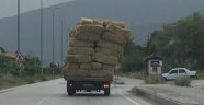 Saman yüklü kamyonet görenleri hayrete düşürdü