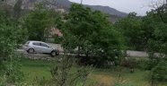 Kaza yapan araç arsaya uçmaktan son anda kurtuldu