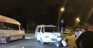 Servisten dönen motokuryeye minibüs çarptı