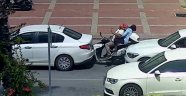 Motosiklet iki otomobilin arasında kaldı: 2 yaralı