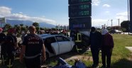 Otomobil benzin istasyonu tabelasına çarptı: 1 ölü 2 yaralı