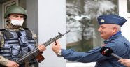 Nöbetteki askere komutanın sürprizi duygulandırdı