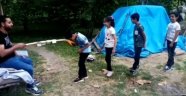 Korona el öpmeye engel olamadı