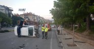 Elektrik direğine çarpan otomobil yan yattı