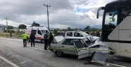 Otomobil servis otobüsünün altına girdi: 1 ölü