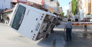 Ticari taksiyle çarpışan işçi servisi devrildi: 11 yaralı
