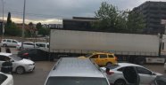 Kayganlaşan yolda tır araçlara çarparak durdu