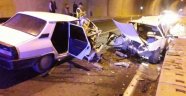 Tünelde otomobiller kafa kafaya çarpıştı: 4 yaralı