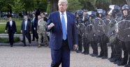 Trump protestoların ortasında Beyaz Saray'dan yürüyerek çıktı