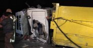 Başakşehir'de çöp kamyonu devrildi: 1 yaralı